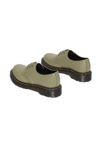 Scarpe in pelle verde oliva con punta rotonda, quattro occhielli e suole in gomma nera con cuciture arancioni lungo il bordo.