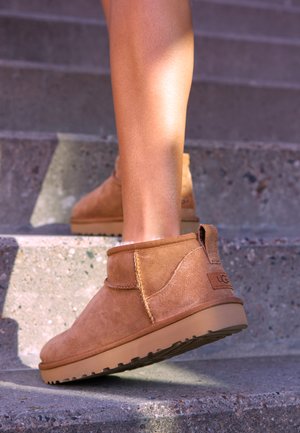 CLASSIC ULTRA - Boots à talons - chestnut