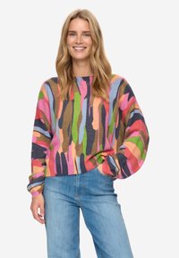 Jersey de punto multicolor con un corte holgado, escote redondo y patrones abstractos en tonos rosa, verde, azul y marrón.