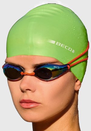 Groene siliconen zwemmuts met Beco-markering; gecombineerd met kleurrijke goggles met zwarte lenzen en oranje accenten, die een slank ontwerp tonen.