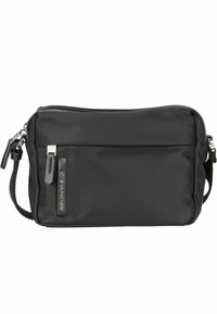 Borsa a tracolla nera in nylon con chiusura a zip, tasca frontale, tracolla intrecciata e dettaglio del logo inciso. Forma rettangolare compatta.