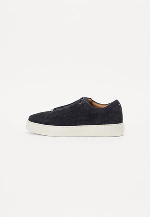 Dunkelblaue Wildledersneaker mit gewebter Textur, weißer Gummisohle und einfachem Design. Verfügt über dezente Schnürung und ein glattes Innenfutter.