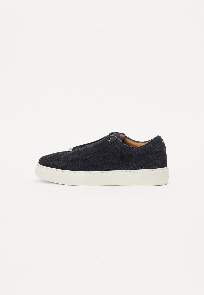 Navy suede sneakers with a woven texture, white rubber sole, and simple design. Features discreet lacing and a smooth inner lining.