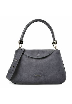 Bolso de mano de ante gris con asa trenzada y correa ajustable, herrajes dorados y pequeño logo de Coccinelle en el centro delantero.