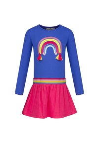 Modré šaty s dlouhými rukávy a barevným vyšíváním duhy a třásněmi; růžová sukně s pruhovaným pasem. Jasný a hravý design.