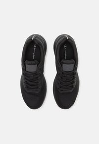 Champion BOLD BASE - Treeningjalatsid - triple new black
