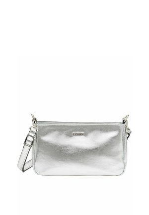 Mała srebrna metaliczna torebka na ramię z regulowanym paskiem i zamkiem błyskawicznym, z subtelnym logo marki na przedniej stronie.