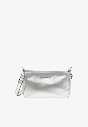 Kleine zilveren metalen crossbodytas met verstelbare riem en ritssluiting, voorzien van een subtiel merkembleem aan de voorkant.