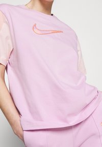 Nike Sportswear T-shirt med print - pink
