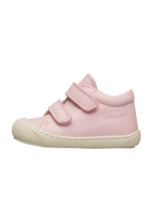Pinkfarbenes Kleinkindschuh mit zwei Klettverschlüssen, rundlicher Gummispitze und beiger Sohle, von der linken Seite auf weißem Hintergrund gezeigt.