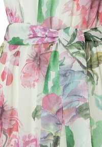 Blumenkleid aus weichem, leichtem Stoff mit weißem Hintergrund. Aquarellblumenmuster in Pink und Grün, mit einem passenden Gürtel in der Taille gebunden.