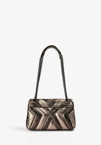 Bolso de mano metálico con un patrón en forma de chevron, correa de cadena oscura y una forma rectangular estructurada en tonos de bronce y oro.