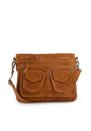 Brun læder crossbody taske med to forlommelommer med klap og justerbar strop med metalspænder på hvid baggrund.