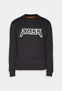 Sweat-shirt noir en mélange de coton. Il présente un grand logo graphique bleu clair sur le devant et des détails textuels sur les manches. Conception à col rond.