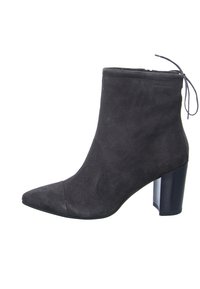 Bottine en daim gris foncé avec un bout pointu, un talon rond et un détail de lien à l'arrière. Présente une surface texturée et un talon bloc robuste.