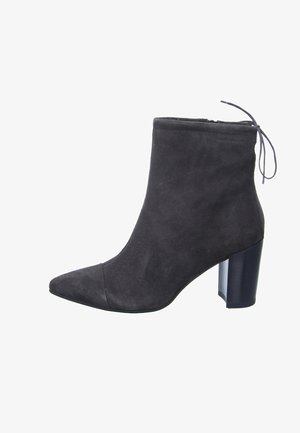 Semišové kotníkové boty v tmavě šedé barvě s špičatou špičkou, zaobleným podpatkem a detailem vázání na zadní straně. Mají texturovaný povrch a pevný blokový podpatek.