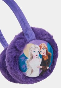 Paraorecchie in peluche viola con una toppa rotonda in tessuto raffigurante due personaggi animati. Texture morbida e materiale esterno soffice e peloso.