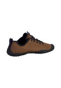 Braune Wildlederschuhe mit schwarzer Gummisohle, runder Form, flachen Schnürsenkeln und einer Zuglasche an der Ferse. Minimalistisches Design, leichtes Material.