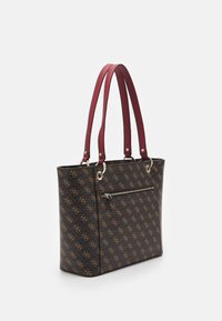 Torba na ramię wykonana z wzorzystego, brązowego materiału syntetycznego, z bordowymi uchwytami, srebrnymi elementami i kieszenią na suwak z jednej strony.