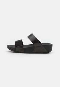 Zwarte slide sandalen met een ontwerp met twee banden; één band heeft een structuurstof. Gevoerde voetbed en duurzame rubberen zool.