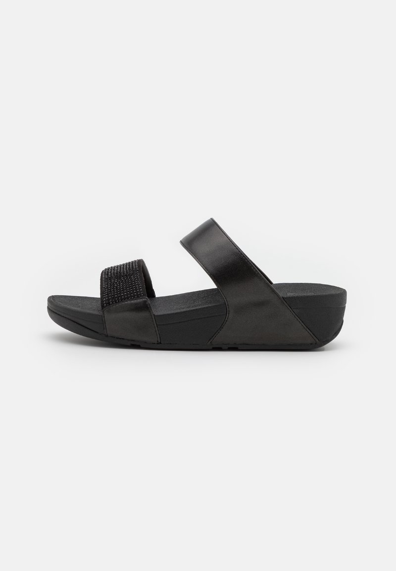 Zwarte slide sandalen met een ontwerp met twee banden; één band heeft een structuurstof. Gevoerde voetbed en duurzame rubberen zool.