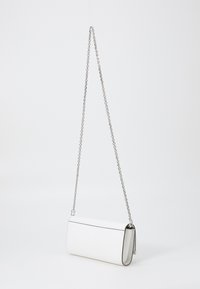 MICHAEL Michael Kors MONA - Axelremsväska - optic white
