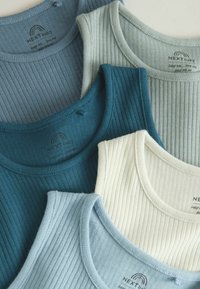 Quatre débardeurs côtelés dans différentes nuances de bleu, vert et crème. Ils présentent des encolures rondes et sont fabriqués dans un tissu doux et texturé.