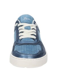 Blaue und marineblaue Sneaker aus Wildleder und metallic Leder, mit durchbrochenen Einsätzen, weißen Schuhsnüren und einer Gummisohle.