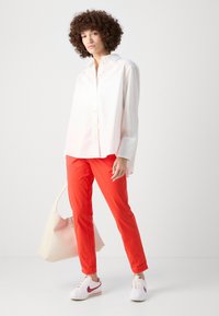 Esprit MIT GÜRTEL - Chino-püksid - red