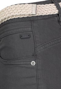 Sublevel FEINE BERMUDA MIT FLECHTGÜRTEL - Denim shorts - dunkelgrau