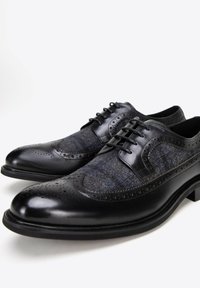 Zwarte leren nette schoenen met een grijs en blauw gestreepte bovenkant van wol, met brogue-details en een vetersluiting. Gladde textuur, gepolijste afwerking.