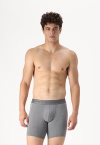 Graue Baumwollboxershorts mit einem Logo-Bund, körpernahem Schnitt undweichem Material. Besitzt eine Fronttasche für Unterstützung und Komfort.