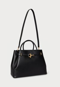Fekete bőrtáska struktúrált formával, dupla felső fogantyúval és hosszú pánttal. Arany színű fémrészletek egészítik ki a dizájnt.