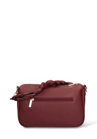Borsa a mano in pelle testurizzata color bordeaux con tracolla intrecciata, chiusura a zip, tasca anteriore e dettagli in metallo dorato. Forma rettangolare.