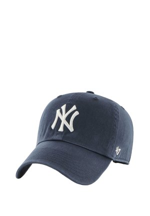 Navyblauer Hut aus Baumwolle mit gebogenem Schirm, der ein weiß gesticktes NY-Logo und eine subtile Textur auf dem Stoff aufweist.