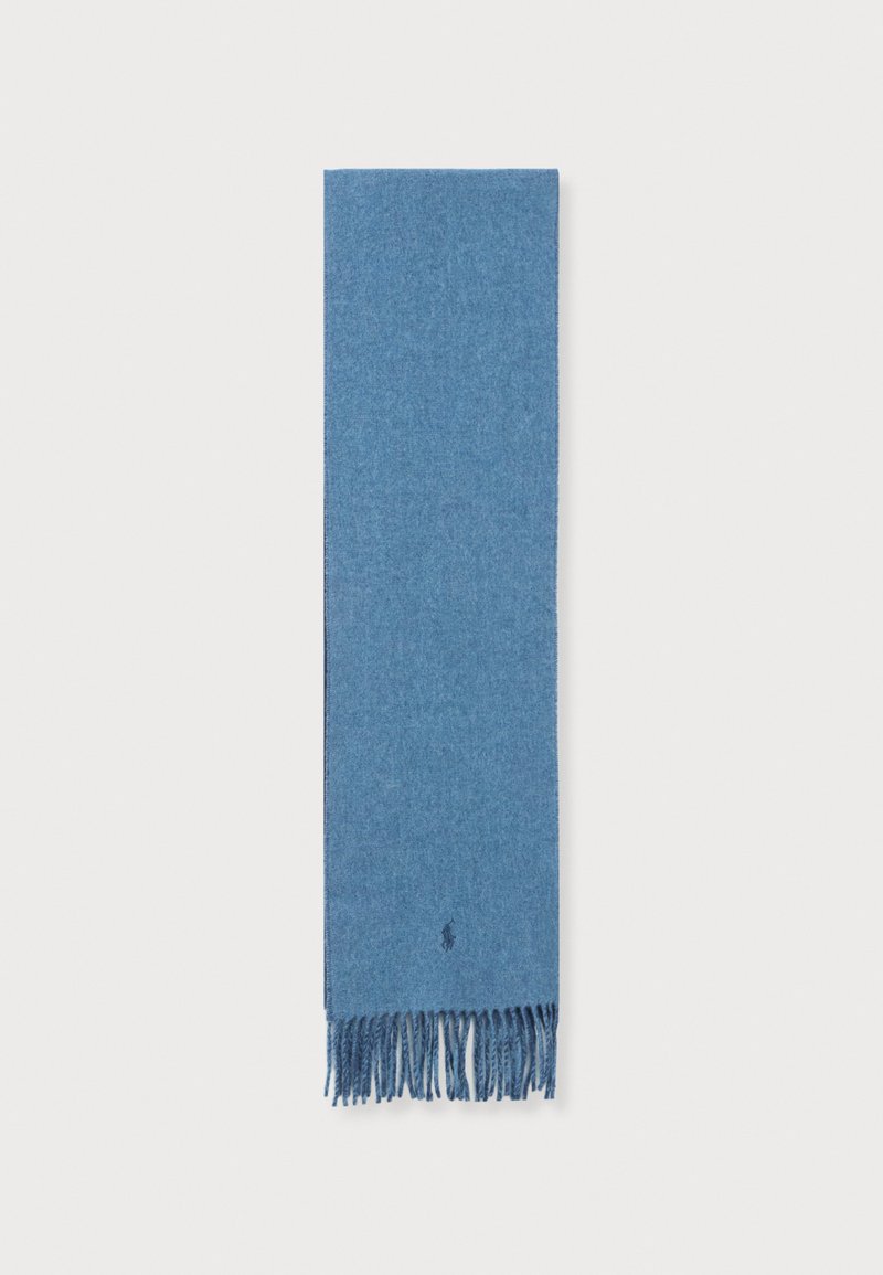 Écharpe en laine bleu avec extrémités à franges et petit logo brodé près du centre inférieur sur fond clair.