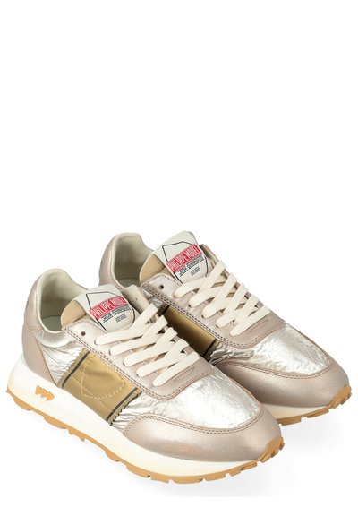 Une paire de baskets beiges et dorées métalliques avec des lacets blancs, des semelles blanches épaisses et le logo "Philippe Model" sur les patchs de la languette.