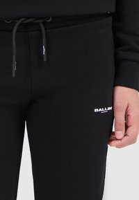 Ballin REGULAR FIT - Trainingsbroek - black