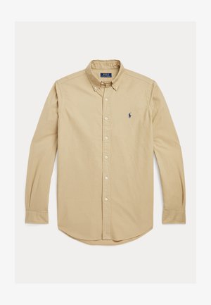 Camisa de botón de manga larga beige, fabricada en algodón, con cuello clásico, presenta un logo azul bordado en el lado izquierdo del pecho, dobladillo curvado.