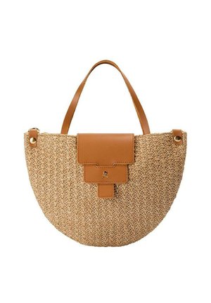 Bolso de mano de paja tejido en forma de semicírculo con cierre de solapa de cuero tostado y una sola correa de hombro de cuero tostado.