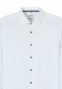 Weißes Langarmhemd mit spitzem Kragen. Verfügt über dunkle Knopfapplikationen entlang der Vorderseite und eine glatte Stofftextur. Etiketten sind innen am Kragen sichtbar.
