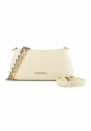 Sac à épaule Valentino couleur crème avec bandoulière chaîne dorée et bandoulière cuir supplémentaire réglable sur fond blanc.