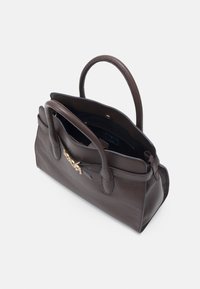 Brązowa skórzana torebka z dwoma górnymi uchwytami, złotymi akcentami oraz otwartą górą, ukazującą czarne wnętrze. Strukturalny kształt o minimalistycznym designie.