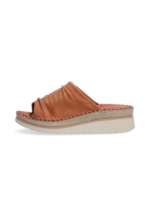Hnědé kožené sandály na klínu s shromážděným vrškem, otevřenou špičkou a pletenou rope střední podrážkou. Disponují nízkou wedge podrážkou pro zvýšené pohodlí.