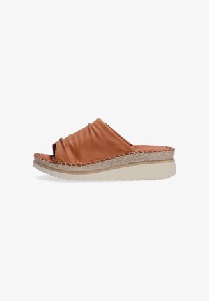 Tan lederen instap sandaal met een gegatherde bovenkant, open teen en gevlochten touwzool. Kenmerkt zich door een lage wigzool voor extra comfort.