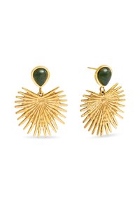 Pendientes de tono dorado con un diseño texturizado de explosión solar, con una piedra verde en forma de lágrima en la parte superior y picos alargados que irradian hacia afuera.