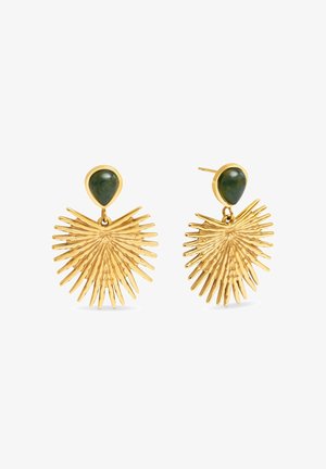 Złote kolczyki o fakturowanym wzorze promieni słonecznych, z łezkowatym zielonym kamieniem na górze i wydłużonymi ostrzami rozprzestrzeniającymi się na zewnątrz.