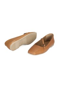 Braune Lederballerinas mit einer spitzen Zehenpartie und einem verstellbaren Riemen. Die Sohle ist hell gefärbt und flach, mit einer glatten Oberfläche.