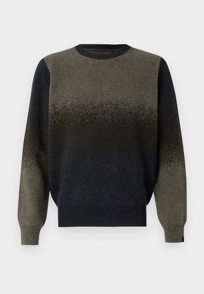 Pulover tricotat cu un design gradient, trecând de la verde închis la negru. Guler și manșete cu model în rilă, textură moale.