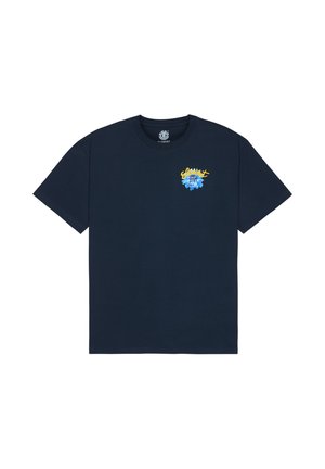 Marineblauw T-shirt met korte mouwen, met kleine gele en blauwe grafische tekst op de linkerborst, ronde hals.